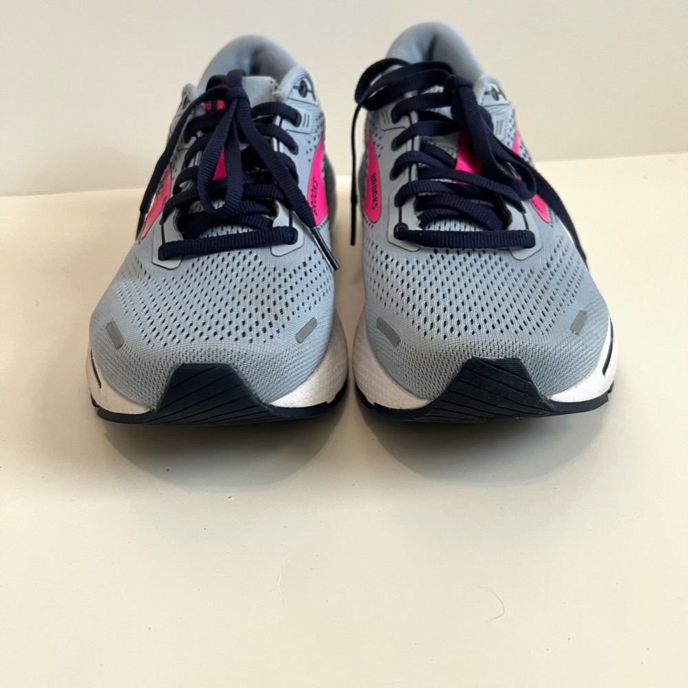 Like New Condition Brooks Women's Adrenaline GTS 22 Running Shoe, Size 9/40.5 EU - Picture 7 of 16